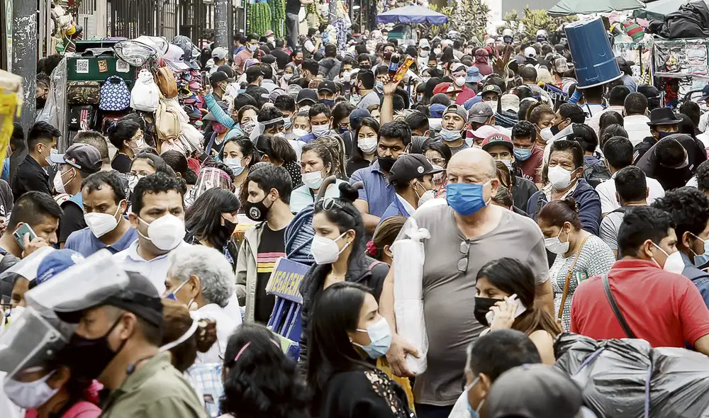Alerta. Según el Minsa, el uso de la mascarilla ahora es obligatorio en todos los espacios. Foto: Antonio Melgarejo/La República