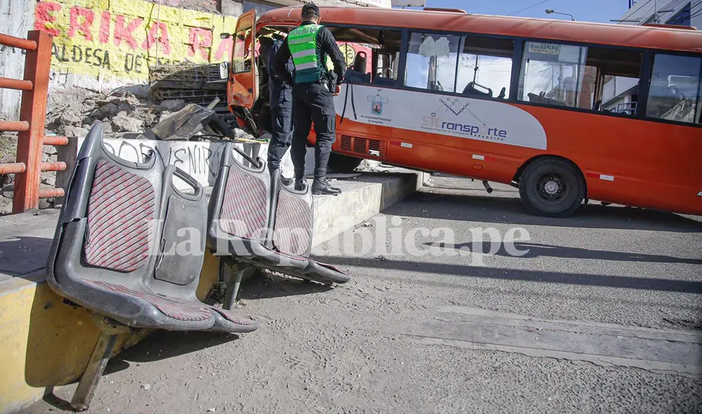 Los asientos del vehículo se desprendieron. Foto: Rodrigo Talavera/La República Los asientos del vehículo se desprendieron. Foto: Rodrigo Talavera/La República