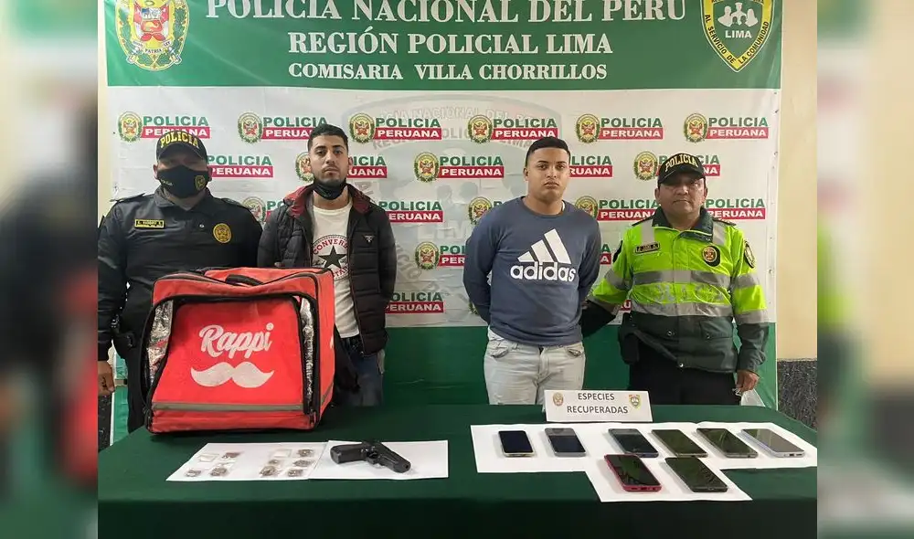 En su poder se les halló una réplica de arma de fuego y 8 celulares robados. Foto: Deysi Portuguez/ URPI-LR En su poder se les halló una réplica de arma de fuego y 8 celulares robados. Foto: Deysi Portuguez/ URPI-LR