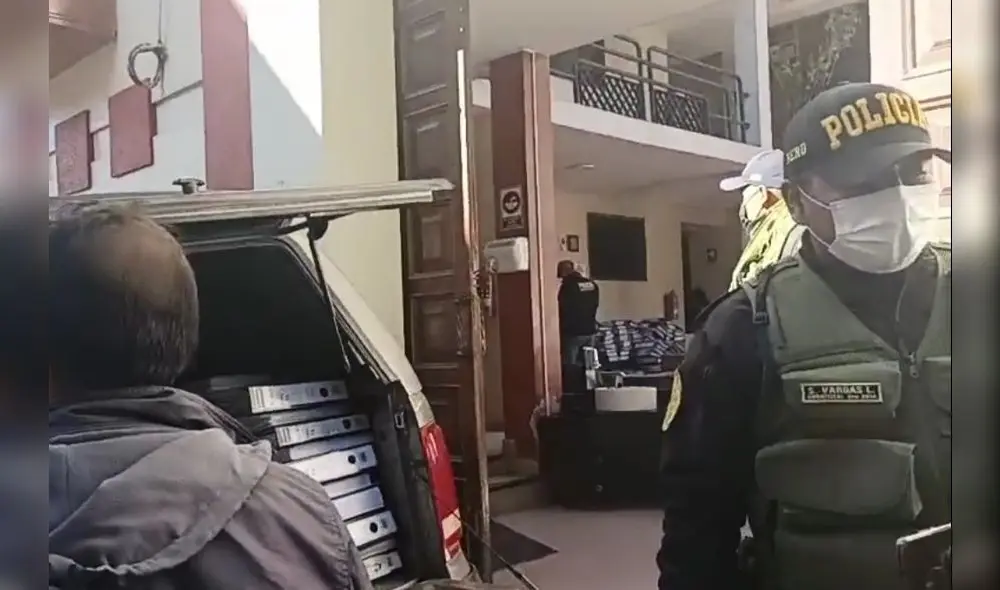 Tras el operativo, se incautó abundante documentación de la presunta corrupción. Foto: captura video Aura Tv
