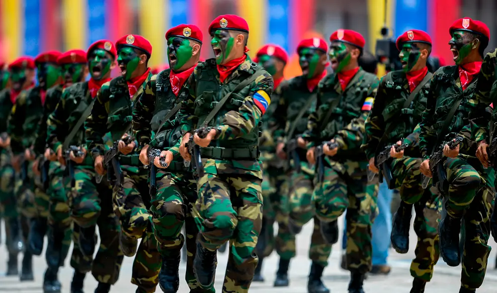 Militares venezolanos se preparan para el desfile militar. la Foto: AFP Militares venezolanos se preparan para el desfile militar. la Foto: AFP