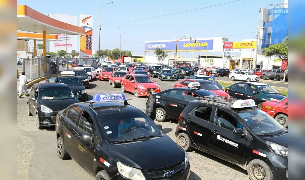 Colectivos y taxis protestan por alza de combustible. Foto: J. Mendoza/La República