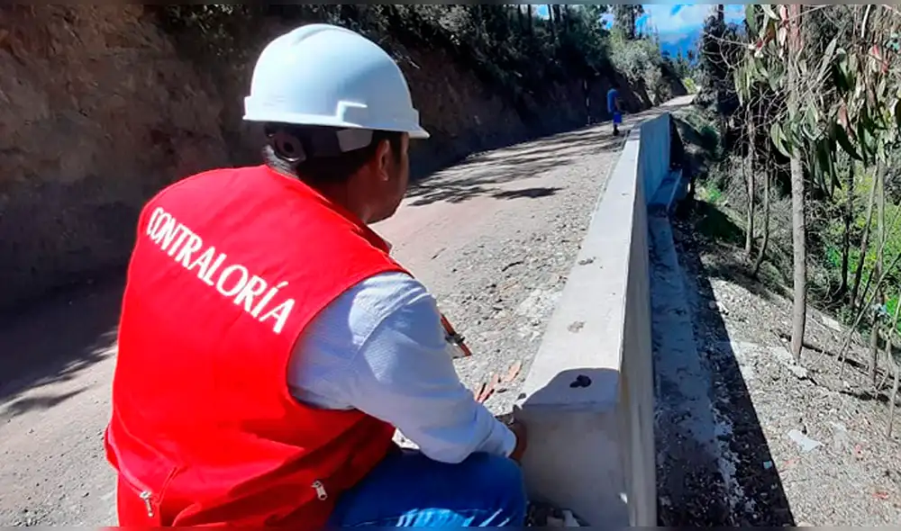 Equipo de control realizó supervisión de trabajos en camino vecinal. Foto: Contraloría Equipo de control realizó supervisión de trabajos en camino vecinal. Foto: Contraloría