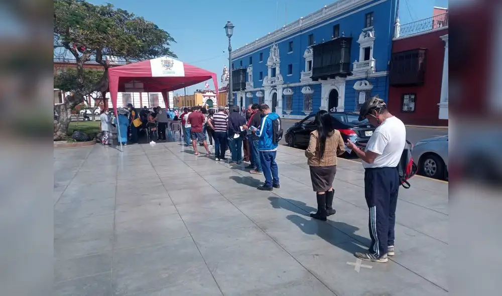 La gente acude a vacunarse al punto de inmunización en plaza de armas. Foto: GRLL La gente acude a vacunarse al punto de inmunización en plaza de armas. Foto: GRLL