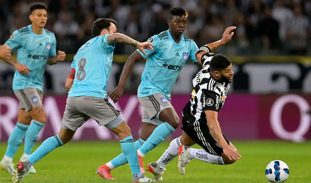 Emelec vs. Atlético Mineiro: ambas escuadras se fueron con el marcador sin goles al descanso. Foto: AFP