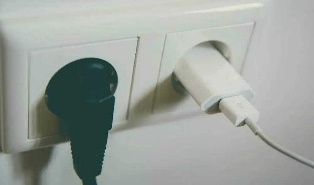 El cargador de celular es uno de los aparatos eléctricos que consume energía cuando no está en uso y enchufado. Foto: TechRadar