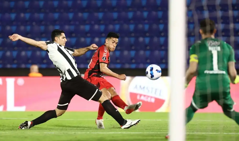 Libertad y Atlético Paranaense juegan en el Estadio Defensores del Chaco. Foto: EFE. Libertad y Atlético Paranaense juegan en el Estadio Defensores del Chaco. Foto: EFE.