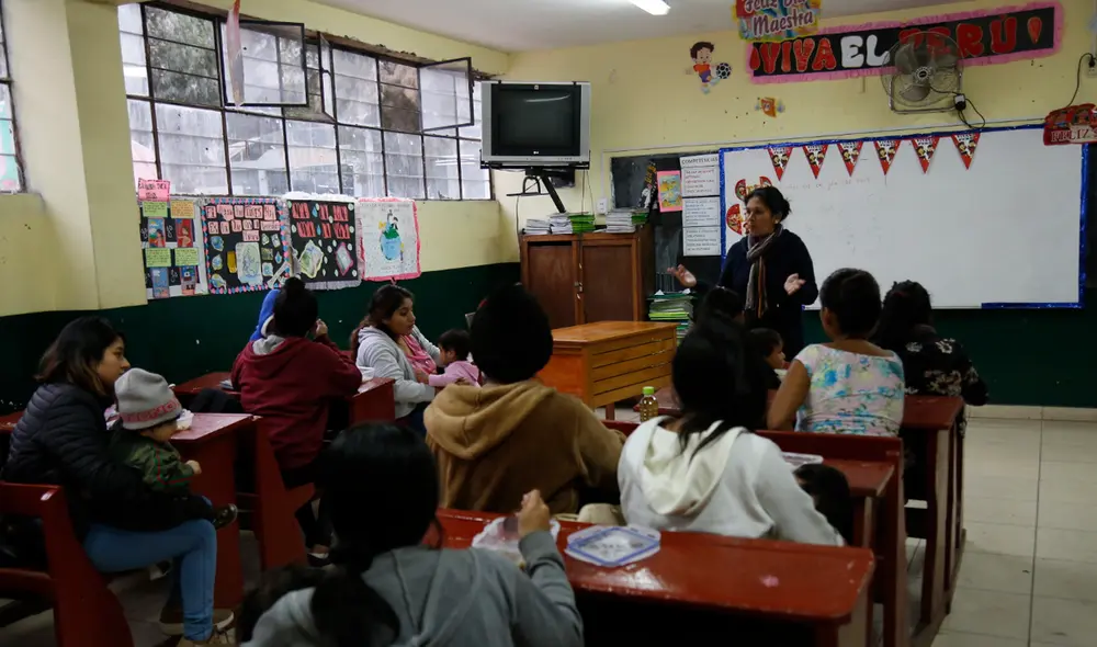 Revisa las melodías para dedicar a los profesores. Foto: Mauricio Malca Popovich Revisa las melodías para dedicar a los profesores. Foto: Mauricio Malca Popovich