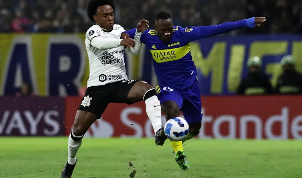 Luis Advíncula jugó todo el partido ante Corinthians por la Copa Libertadores. Foto: AFP