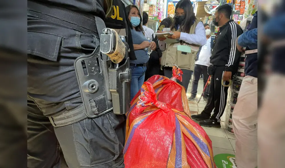 Dentro de lo incautado se hallaron pastillas, medicinas, alcohol y hasta pastillas abortivas sin registro sanitario. Foto: Rosa Quincho