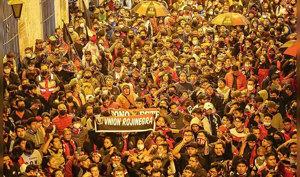 Mar rojo y negro. Cientos de hinchas recorrieron las calles de Arequipa para alentar a Melgar que hoy se juega su pase a los cuartos de final de la Sudamericana. Foto: Rodrigo Talavera/ La República