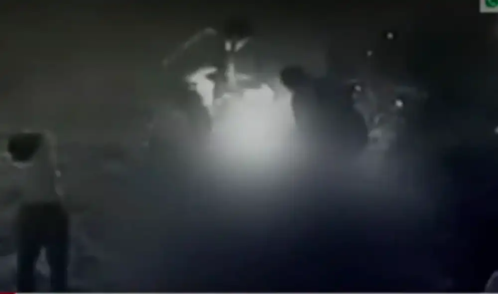 El hombre sufrió quemaduras de segundo y tercer grado. Foto: captura América Noticias El hombre sufrió quemaduras de segundo y tercer grado. Foto: captura América Noticias