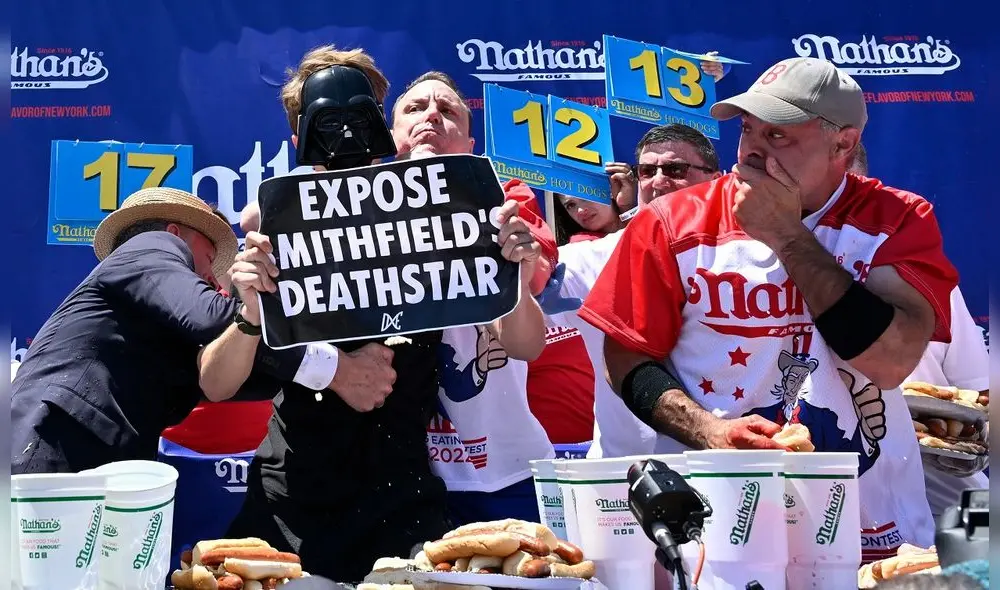 Chestnut envolvió al manifestante en una llave de cabeza después de que subió al escenario. Foto: New York Post Chestnut envolvió al manifestante en una llave de cabeza después de que subió al escenario. Foto: New York Post