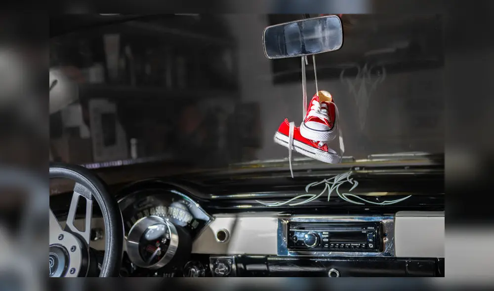 Los zapatos de bebé colgados en los micros son algo muy clásico a la vista de los usuarios, pero su significado es poco conocido. Foto: Dreamsuite/referencial