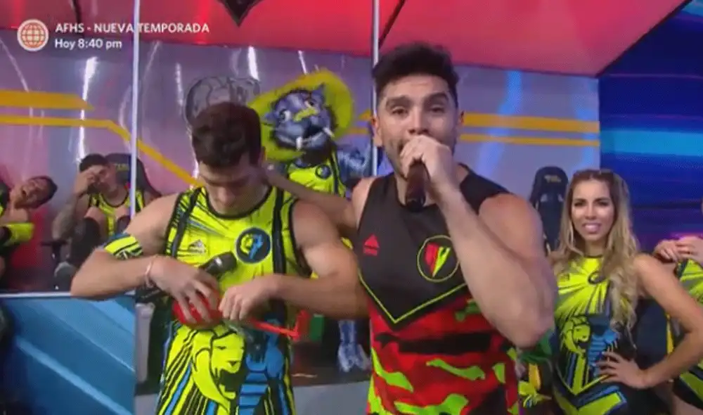 Rafael Cardozo parodia "Mi bebito fiu fiu" y se la dedica a Patricio Parodi. Foto: captura de América TV