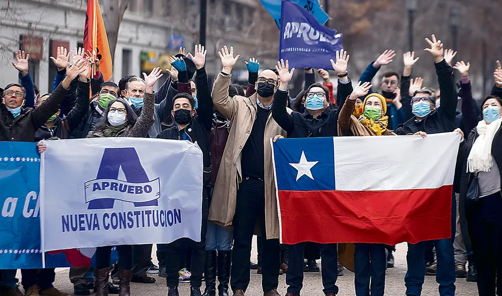 Manifestaciones. Los primeros fueron los que están abiertamente a favor de aprobar el texto de la nueva carta magna. Foto: EFE