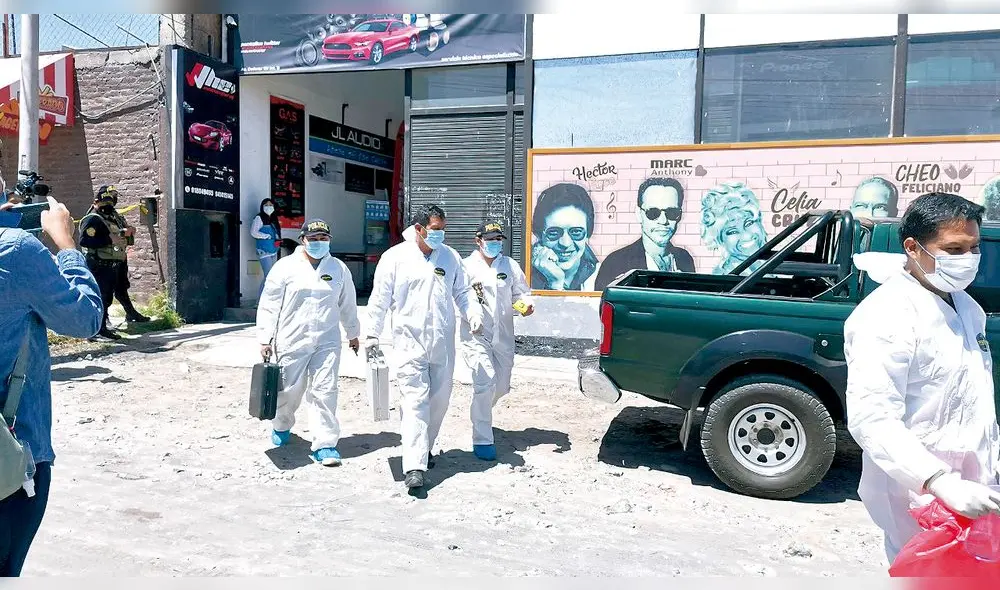 Ajuste de cuentas. Peritos de Criminalística recogen evidencias de la discoteca exBunker luego de una balacera protagonizada por dos bandas armadas aparentemente por cobro de cupos. Foto: La República Ajuste de cuentas. Peritos de Criminalística recogen evidencias de la discoteca exBunker luego de una balacera protagonizada por dos bandas armadas aparentemente por cobro de cupos. Foto: La República