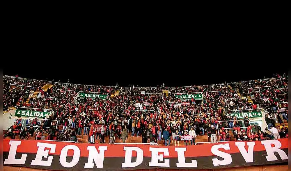 Rugieron. Hinchas del León del sur alentaron durante todo el partido a los jugadores de Melgar. Celebraron los goles y también sufrieron con el gol de Cali en los últimos minutos del partido. Foto: Rodrigo Talavera/ La República