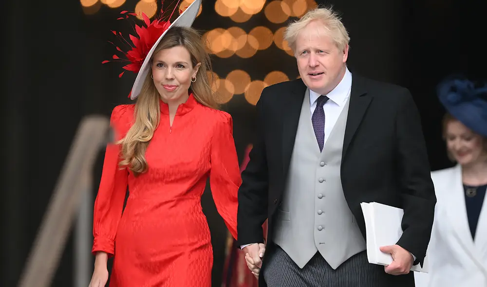 El primer ministro británico, Boris Johnson (derecha), y su esposa, Carrie Johnson. Foto: AFP