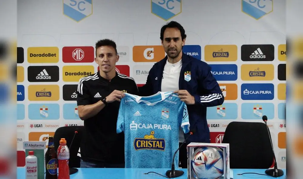 Diego Buonanotte y Joel Raffo sostienen la camiseta del primer equipo del Sporting Cristal. Foto: Joel Robles/ URPI-LR Diego Buonanotte y Joel Raffo sostienen la camiseta del primer equipo del Sporting Cristal. Foto: Joel Robles/ URPI-LR