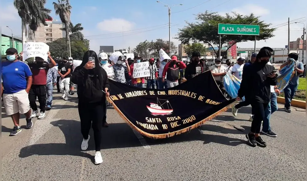 Pescadores y sus familias realizaron una marcha por la ciudad de Chiclayo. Foto: Carlos Vásquez/La República Pescadores y sus familias realizaron una marcha por la ciudad de Chiclayo. Foto: Carlos Vásquez/La República