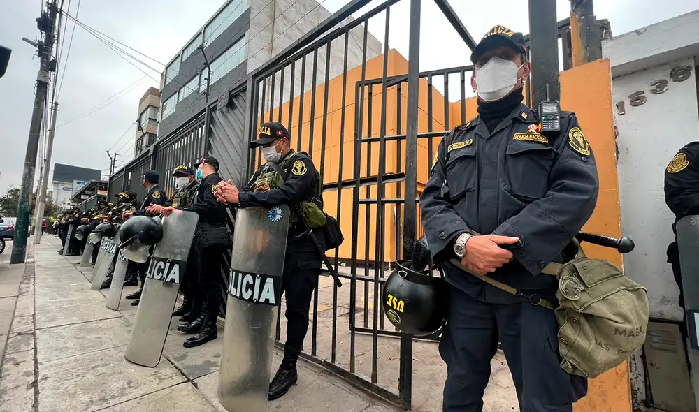 Efectivos de la Policía, en trabajo conjunto con la Fiscalía, allanaron hasta 4 viviendas del empresario Zamir Villaverde. Foto: Pamela Advíncula/URPI-LR