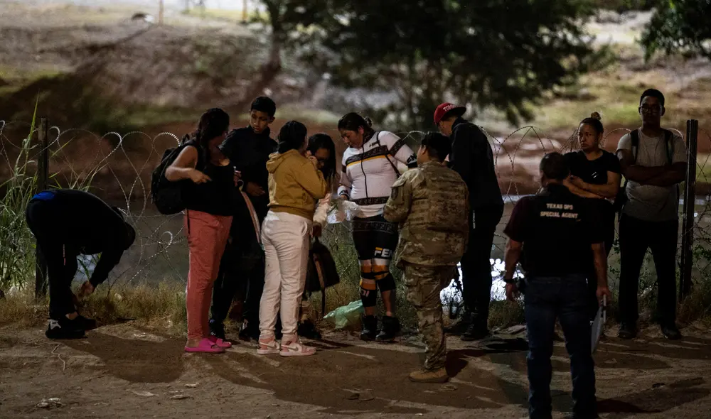Gobernador de Texas ha tomado decisiones contrarias a las políticas migratorias de Biden. Foto: AFP