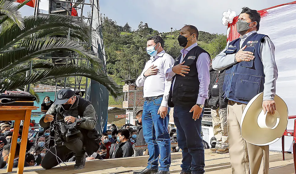 El dato. De izquierda a derecha, el alcalde Nenil Medina Guerrero, el exministro Juan Silva y el presidente Pedro Castillo, en una actividad en Anguía, el 12 de setiembre del 2021. Foto: Presidencia