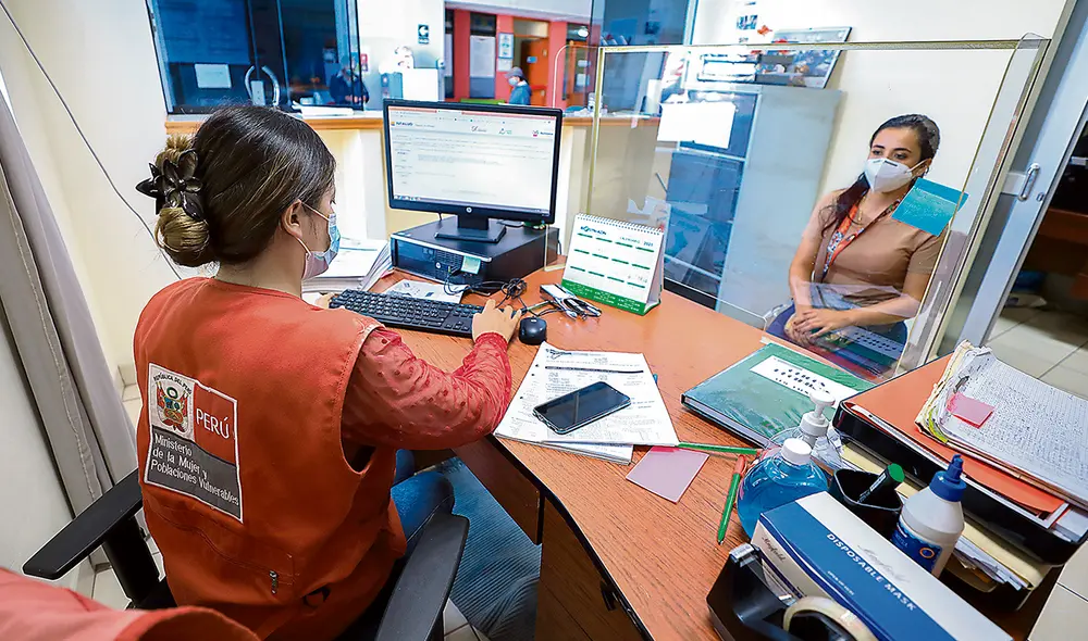 En su labor. El MIMP tiene programas y presupuestos destinados a la mujer; cambiar de nombre al sector haría variar esto. Foto: difusión