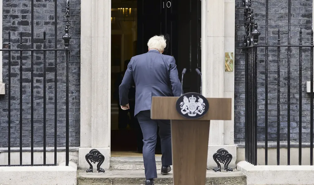 Adiós, adiós. Hasta sus más cercanos colaboradores se mostraron sorprendidos por su resistencia a presentar su renuncia. Foto: EFE