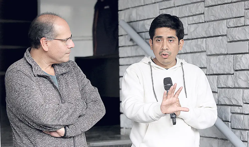 Mauricio Aguirre y Eduardo Quispe ofrecieron una conferencia de prensa en el frontis del canal para relatar los hechos vividos por el periodista. Foto: Gerardo Marín/La República Mauricio Aguirre y Eduardo Quispe ofrecieron una conferencia de prensa en el frontis del canal para relatar los hechos vividos por el periodista. Foto: Gerardo Marín/La República
