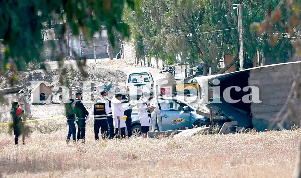 Horrendo crimen. El asesino primero terminó con la vida del padre de su expareja que lo llevaba en un taxi. La unidad se estrelló en una vivienda. Foto: Rodrigo Talavera/ La República
