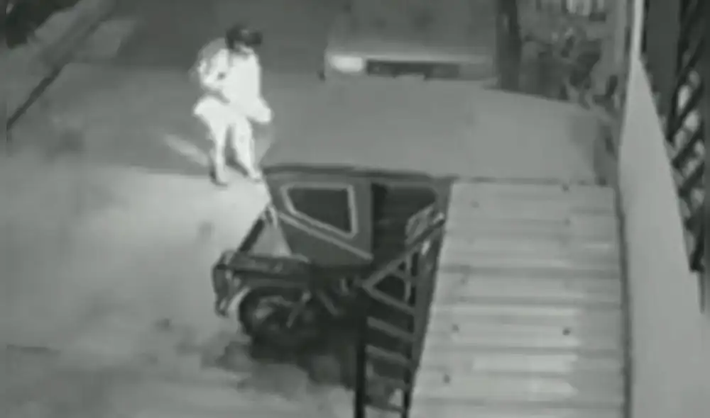 Uno de los delincuentes roció combustible sobre el trimóvil, acto seguido el vehículo arde en llamas. Foto: captura de América TV.