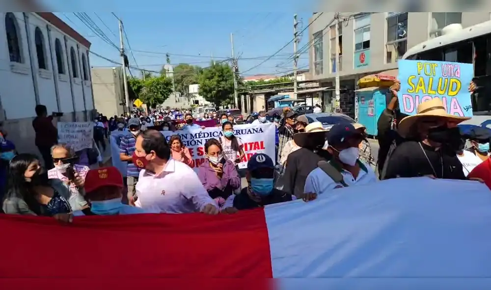 Decenas de pobladores marcharon por las principales calles de Piura. Foto: En vivo de El Tiempo