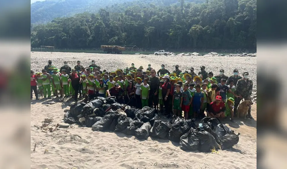 Los 113 alumnos del quinto de primaria del Centro Educativo Inicial 38599 y 6 docentes, peinaron la playa Cubitine recogiendo a mano la mayor cantidad de desechos posible. Foto: La República Los 113 alumnos del quinto de primaria del Centro Educativo Inicial 38599 y 6 docentes, peinaron la playa Cubitine recogiendo a mano la mayor cantidad de desechos posible. Foto: La República