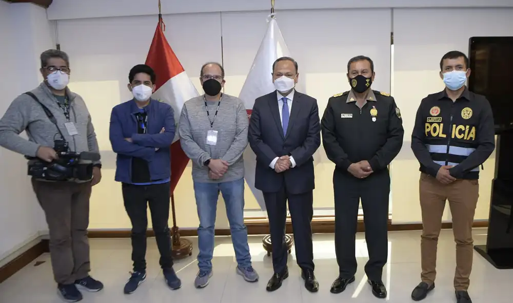 Mariano Gonzáles se reunió con el director periodístico de "Cuarto poder", Mauricio Aguirre, y los periodistas Eduardo Quispe y Elmer Valdivieso. Foto: Mininter Mariano Gonzáles se reunió con el director periodístico de "Cuarto poder", Mauricio Aguirre, y los periodistas Eduardo Quispe y Elmer Valdivieso. Foto: Mininter