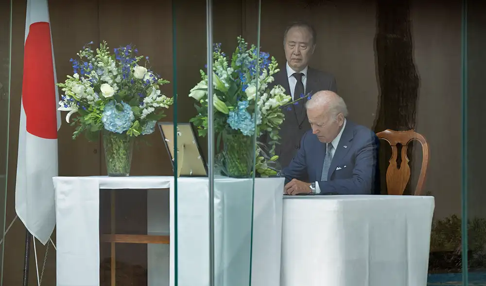 Biden acudió a la residencia del embajador de Japón en Washington para ofrecer su pésame. Foto: EFE