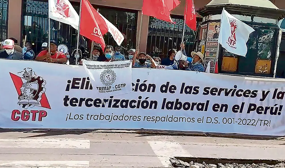 Rechazan la tercerización. Los trabajadores protestaron en los exteriores del Congreso. Foto: difusión Rechazan la tercerización. Los trabajadores protestaron en los exteriores del Congreso. Foto: difusión