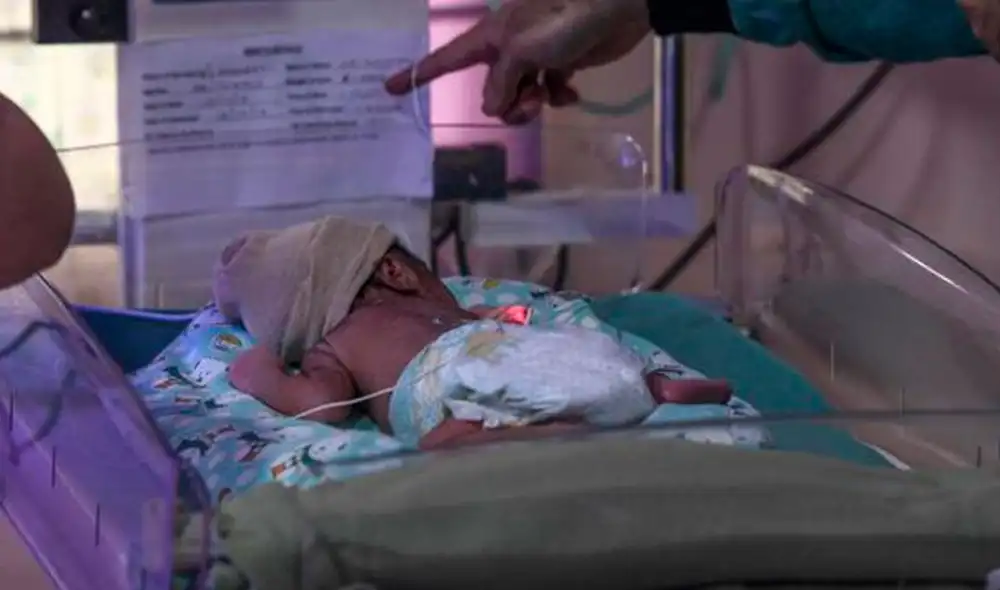 Se trató de una bebé prematura extrema, con peso inferior a mil gramos, reportaron los médicos. Foto: referencial/AFP