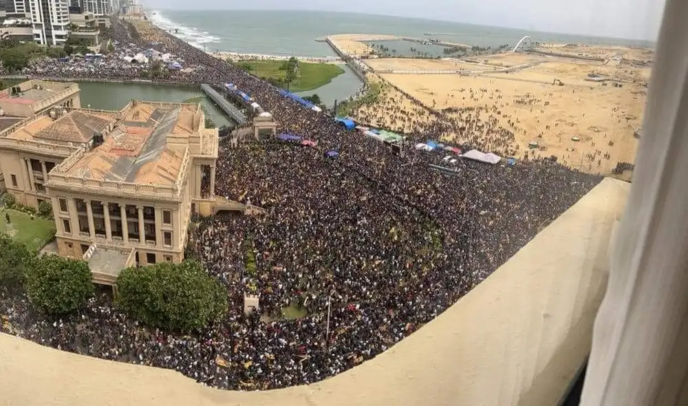 Multitud se reunió a las afuera del palacio presidencial de Sri Lanka. Foto: Twitter/Waqas Amjad