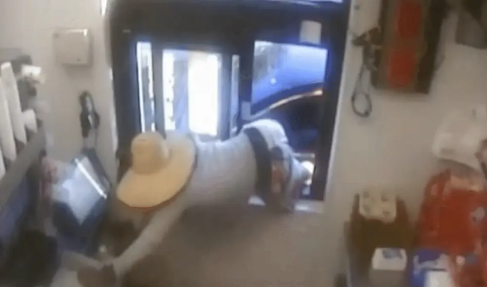 El atraco fue registrado por las cámaras de seguridad, pero las autoridades aún no han podido identificar al ladrón. Foto: captura de pantalla / Twitter: @OrlandoPolice