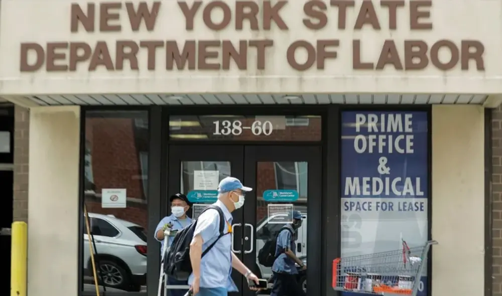 El 54% de los trabajadores aceptaría una reducción salarial si eso significara seguir trabajando. Foto: AP Photo