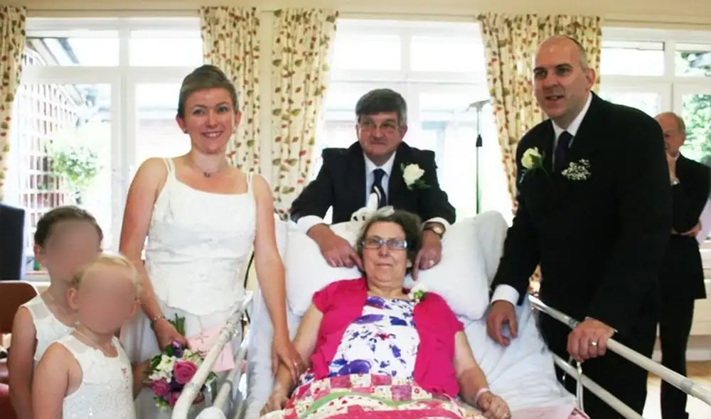 La madre de Sarah Frampton, Joyce, soñaba con ver su hija vestida de blanco. Foto: Sarah Frampton La madre de Sarah Frampton, Joyce, soñaba con ver su hija vestida de blanco. Foto: Sarah Frampton