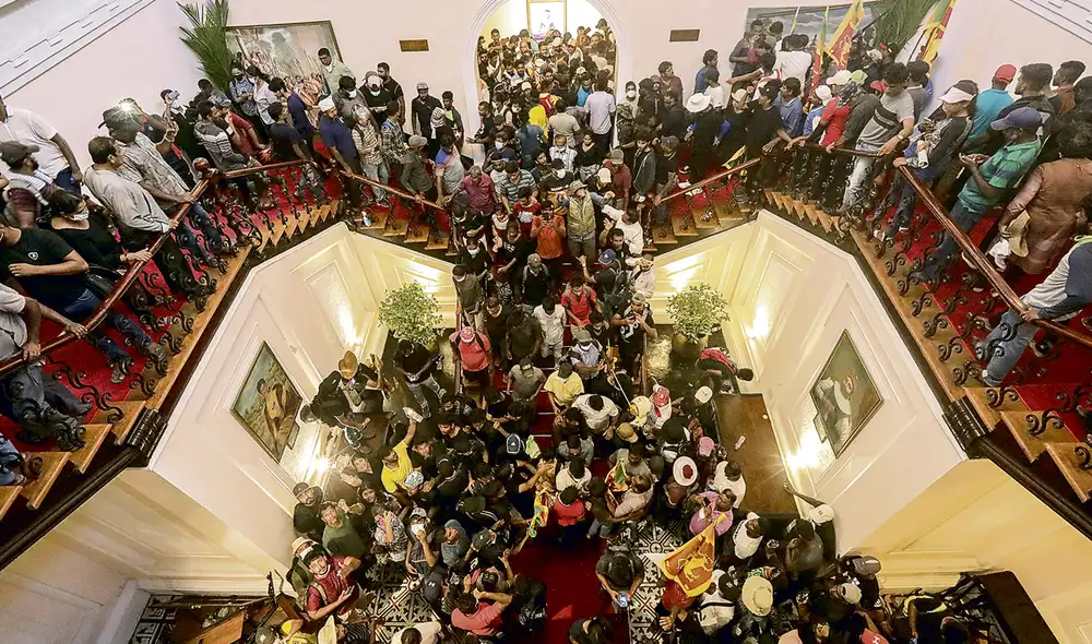 Asedio. Manifestantes rompieron las barricadas de la policía e irrumpieron en la residencia oficial del huido presidente. Foto: EFE