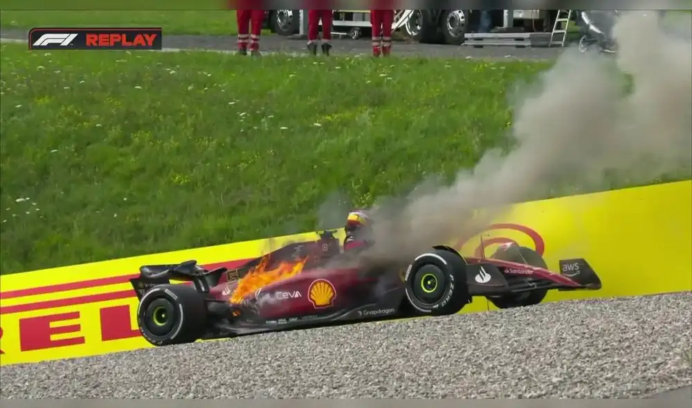 Fuego en el auto de Sainz. Foto: F1.