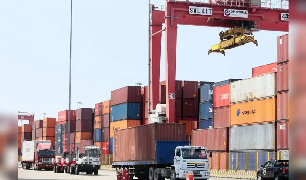 En su informe de mayo LatinFocus pronosticó un superávit comercial de US$ 14.600 millones para el 2022. Foto: Andina