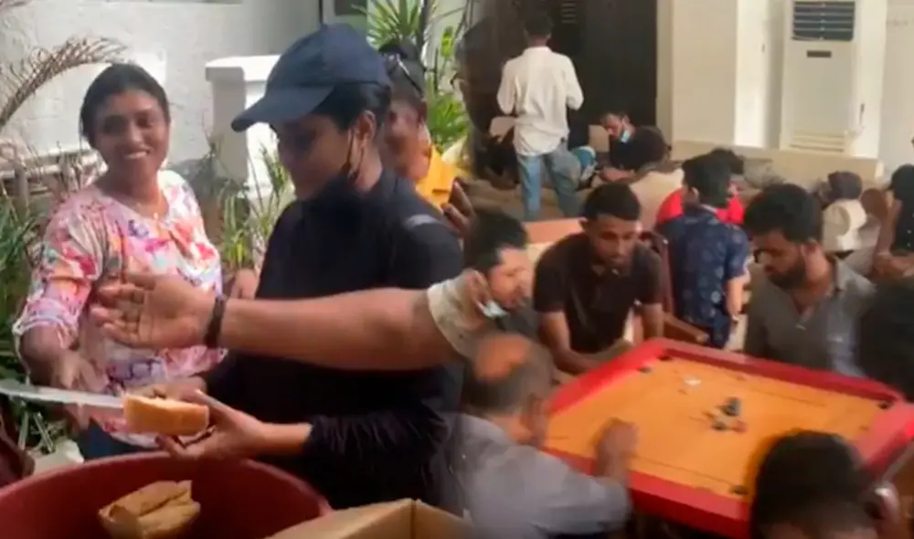 Ciudadanos han organizado picnics y comparten alimentos dentro del palacio presidencial de Sri Lanka. Foto: Sky News Ciudadanos han organizado picnics y comparten alimentos dentro del palacio presidencial de Sri Lanka. Foto: Sky News