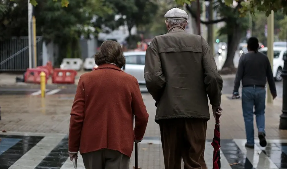 El olor a anciano es más frecuente a partir de los 60 años, sin embargo, mucho antes también lo podemos comenzar a desarrollar. Foto: La Tercera