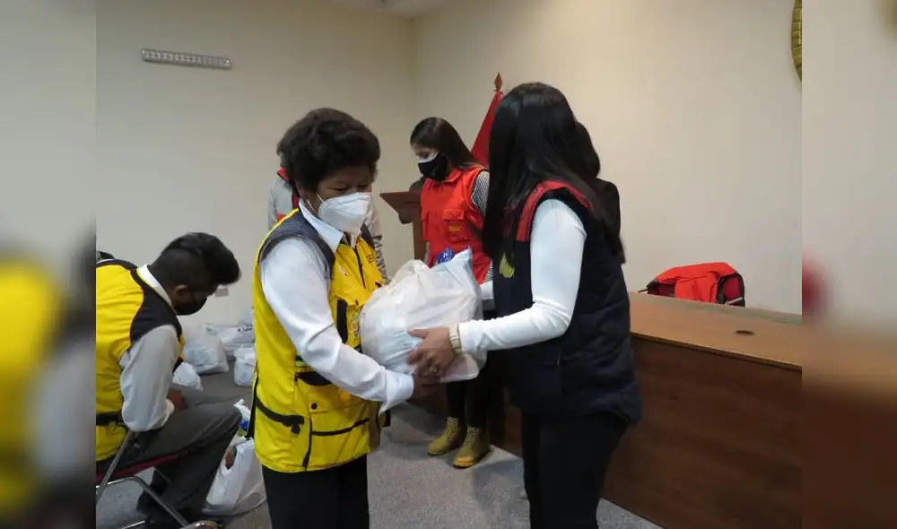 La visita de la Contraloría fue el 1 de julio y se constató que 1005 tarros de leche tenían como fecha de vencimiento el 15 de julio. Foto: Raúl Cabrera/ La República