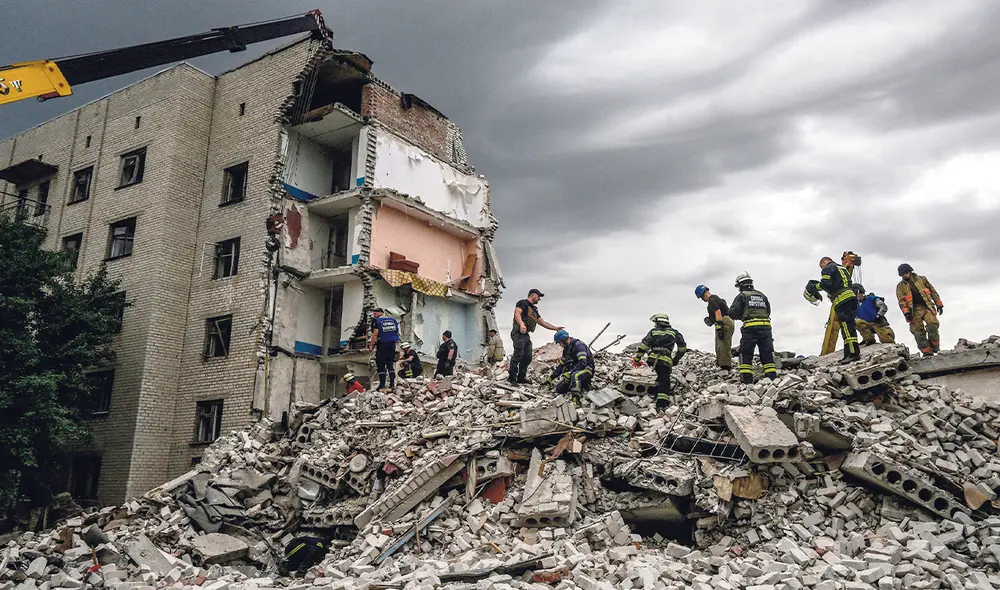 Rescate. Cuadrilla indaga entre los restos de un edificio tras que este recibiera el fuego de la artillería rusa, en Chasiv Yar, al este de Ucrania. Foto: AFP Rescate. Cuadrilla indaga entre los restos de un edificio tras que este recibiera el fuego de la artillería rusa, en Chasiv Yar, al este de Ucrania. Foto: AFP
